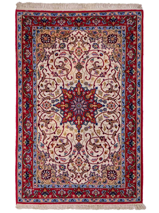Sehr feiner, handgeknüpfter Isfahan Perserteppich aus Wolle mit Seide von Khademi. Farbe: Cremeweiß, rot. Größe: 100 x 65 cm. Vertrieb durch JUPITER Intl.