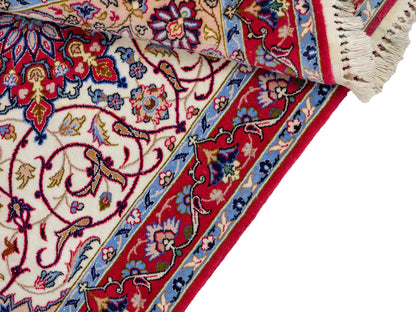 Sehr feiner, handgeknüpfter Isfahan Perserteppich aus Wolle mit Seide von Khademi. Farbe: Cremeweiß, rot. Größe: 100 x 65 cm. Vertrieb durch JUPITER Intl.