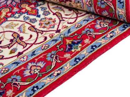 Sehr feiner, handgeknüpfter Isfahan Perserteppich aus Wolle mit Seide von Khademi. Farbe: Cremeweiß, rot. Größe: 100 x 65 cm. Vertrieb durch JUPITER Intl.