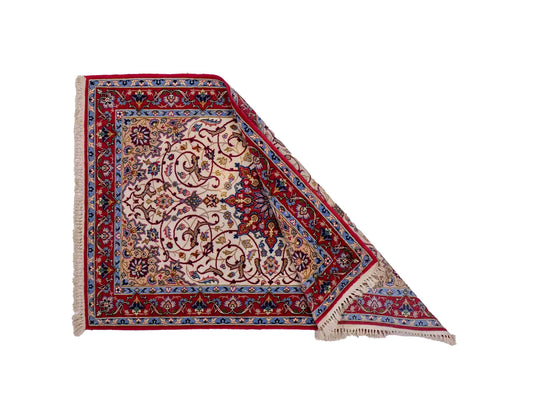 Sehr feiner, handgeknüpfter Isfahan Perserteppich aus Wolle mit Seide von Khademi. Farbe: Cremeweiß, rot. Größe: 100 x 65 cm. Vertrieb durch JUPITER Intl.