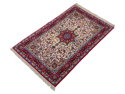 Sehr feiner, handgeknüpfter Isfahan Perserteppich aus Wolle mit Seide von Khademi. Farbe: Cremeweiß, rot. Größe: 100 x 65 cm. Vertrieb durch JUPITER Intl.
