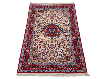 Sehr feiner, handgeknüpfter Isfahan Perserteppich aus Wolle mit Seide von Khademi. Farbe: Cremeweiß, rot. Größe: 100 x 65 cm. Vertrieb durch JUPITER Intl.