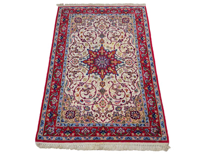 Sehr feiner, handgeknüpfter Isfahan Perserteppich aus Wolle mit Seide von Khademi. Farbe: Cremeweiß, rot. Größe: 100 x 65 cm. Vertrieb durch JUPITER Intl.
