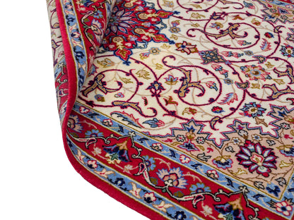 Sehr feiner, handgeknüpfter Isfahan Perserteppich aus Wolle mit Seide von Khademi. Farbe: Cremeweiß, rot. Größe: 100 x 65 cm. Vertrieb durch JUPITER Intl.