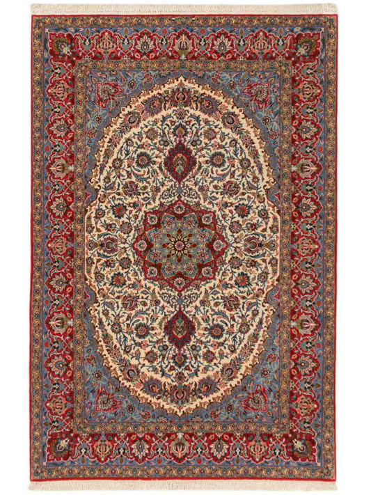 Sehr feiner, handgeknüpfter Khademi Isfahan Perserteppich aus Wolle mit Seide, rot, blau, creme. 238x154 cm. Vertrieb durch Jupiter Intl.