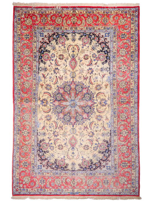 Sehr feiner, handgeknüpfter Isfahan Perserteppich aus Wolle und Seide mit Seidenkette von Khademi. Größe: 243 x 153 cm. Farbe: Weiß, creme, rot, blau. Verkauf durch JUPITER Intl.