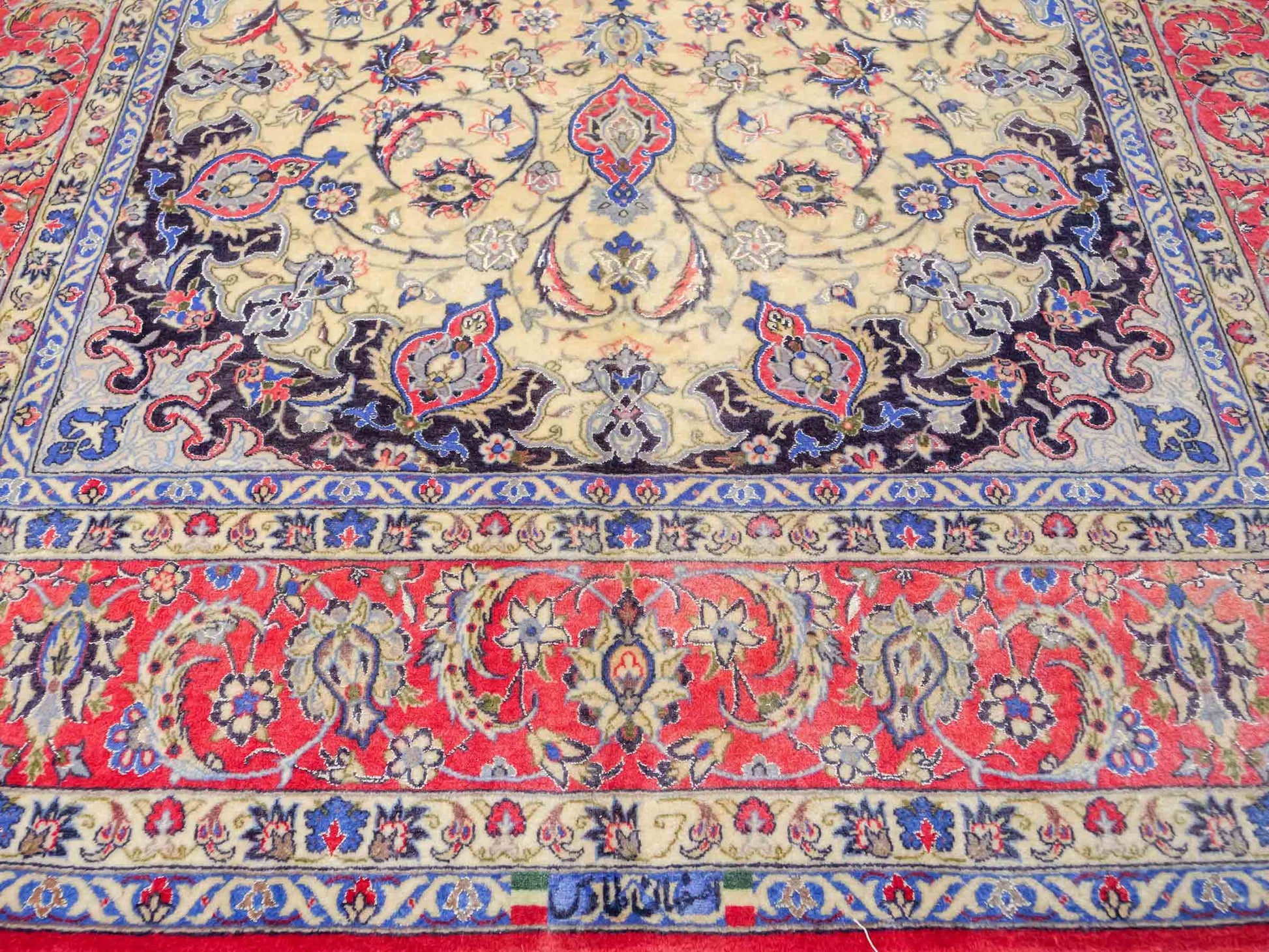 Sehr feiner, handgeknüpfter Isfahan Perserteppich aus Wolle und Seide mit Seidenkette von Khademi. Größe: 243 x 153 cm. Farbe: Weiß, creme, rot, blau. Verkauf durch JUPITER Intl.