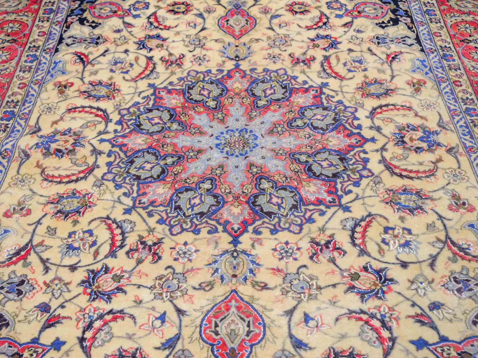 Sehr feiner, handgeknüpfter Isfahan Perserteppich aus Wolle und Seide mit Seidenkette von Khademi. Größe: 243 x 153 cm. Farbe: Weiß, creme, rot, blau. Verkauf durch JUPITER Intl.