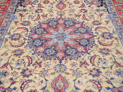 Sehr feiner, handgeknüpfter Isfahan Perserteppich aus Wolle und Seide mit Seidenkette von Khademi. Größe: 243 x 153 cm. Farbe: Weiß, creme, rot, blau. Verkauf durch JUPITER Intl.