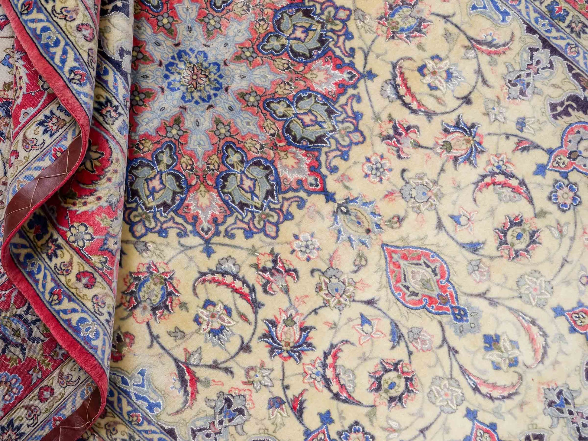 Sehr feiner, handgeknüpfter Isfahan Perserteppich aus Wolle und Seide mit Seidenkette von Khademi. Größe: 243 x 153 cm. Farbe: Weiß, creme, rot, blau. Verkauf durch JUPITER Intl.