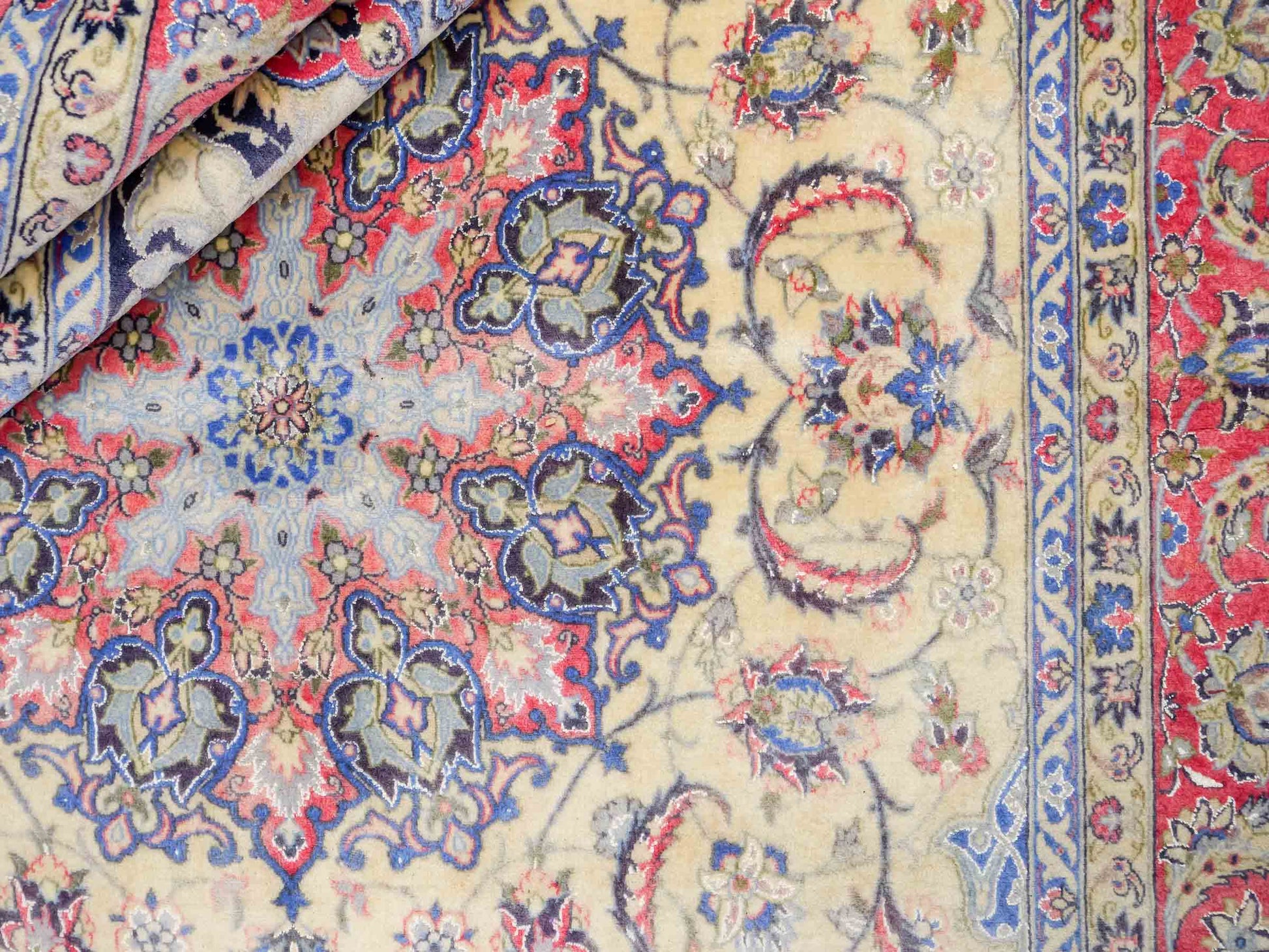 Sehr feiner, handgeknüpfter Isfahan Perserteppich aus Wolle und Seide mit Seidenkette von Khademi. Größe: 243 x 153 cm. Farbe: Weiß, creme, rot, blau. Verkauf durch JUPITER Intl.