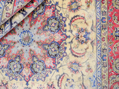 Sehr feiner, handgeknüpfter Isfahan Perserteppich aus Wolle und Seide mit Seidenkette von Khademi. Größe: 243 x 153 cm. Farbe: Weiß, creme, rot, blau. Verkauf durch JUPITER Intl.