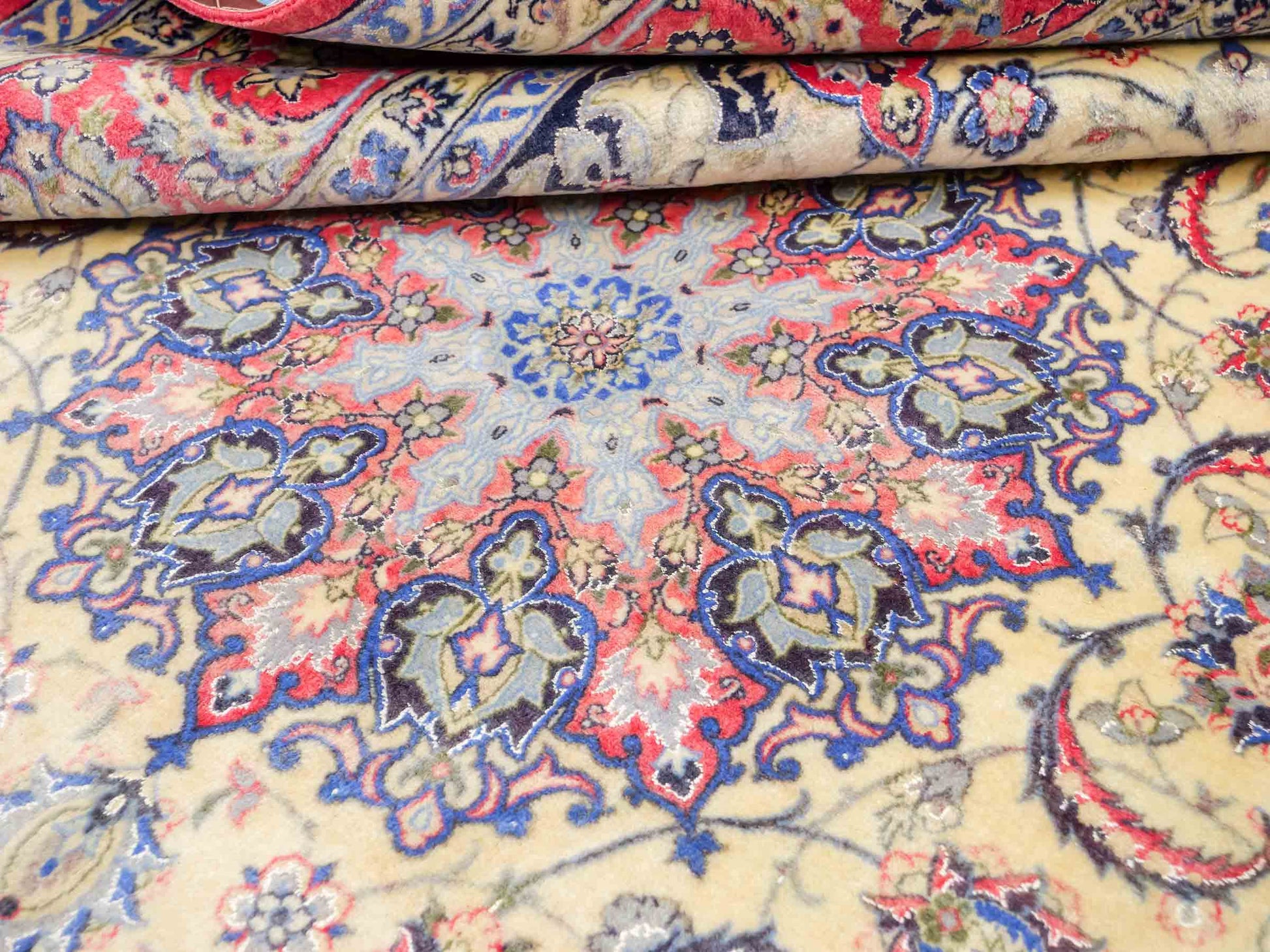 Sehr feiner, handgeknüpfter Isfahan Perserteppich aus Wolle und Seide mit Seidenkette von Khademi. Größe: 243 x 153 cm. Farbe: Weiß, creme, rot, blau. Verkauf durch JUPITER Intl.
