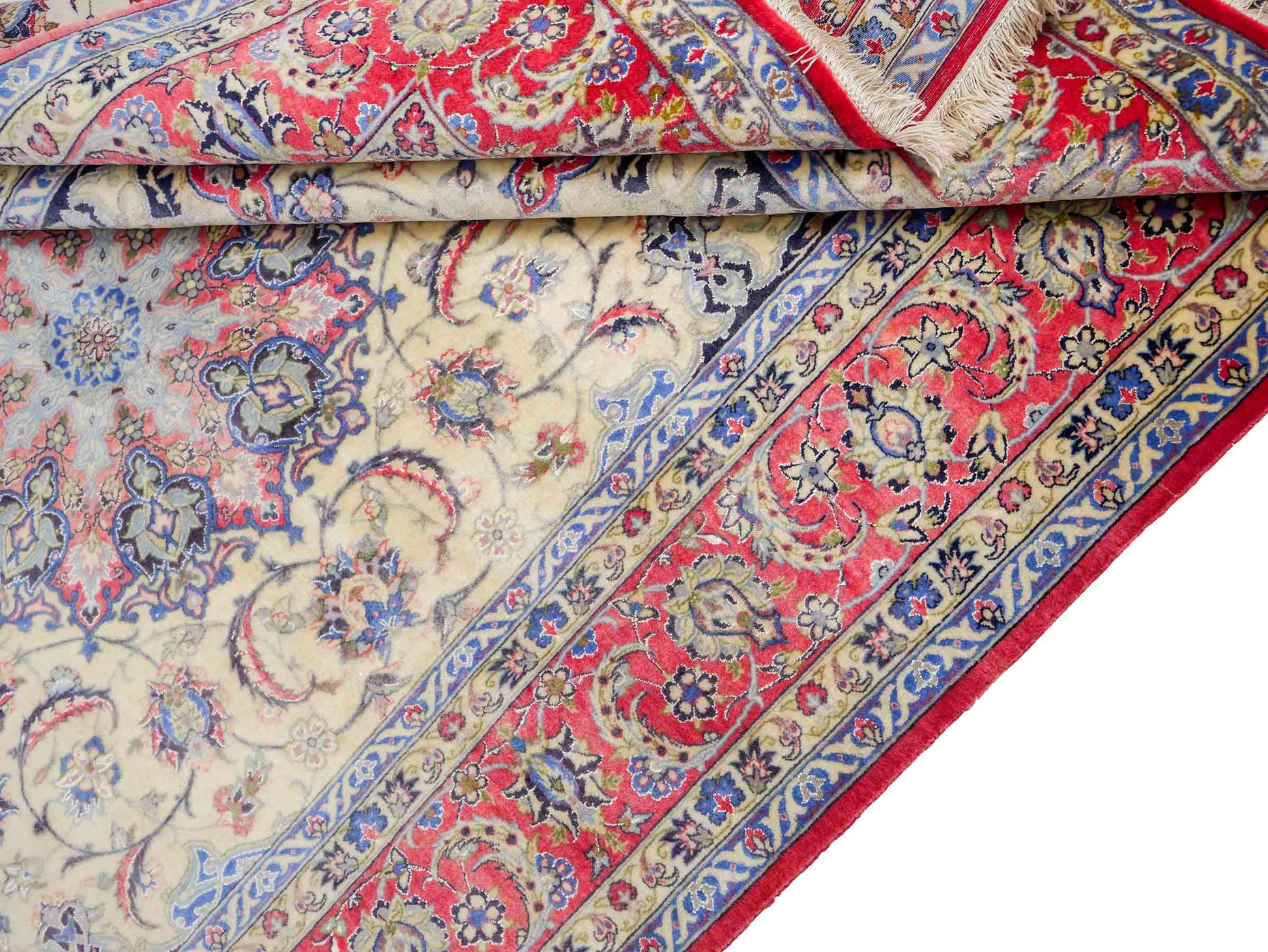 Sehr feiner, handgeknüpfter Isfahan Perserteppich aus Wolle und Seide mit Seidenkette von Khademi. Größe: 243 x 153 cm. Farbe: Weiß, creme, rot, blau. Verkauf durch JUPITER Intl.