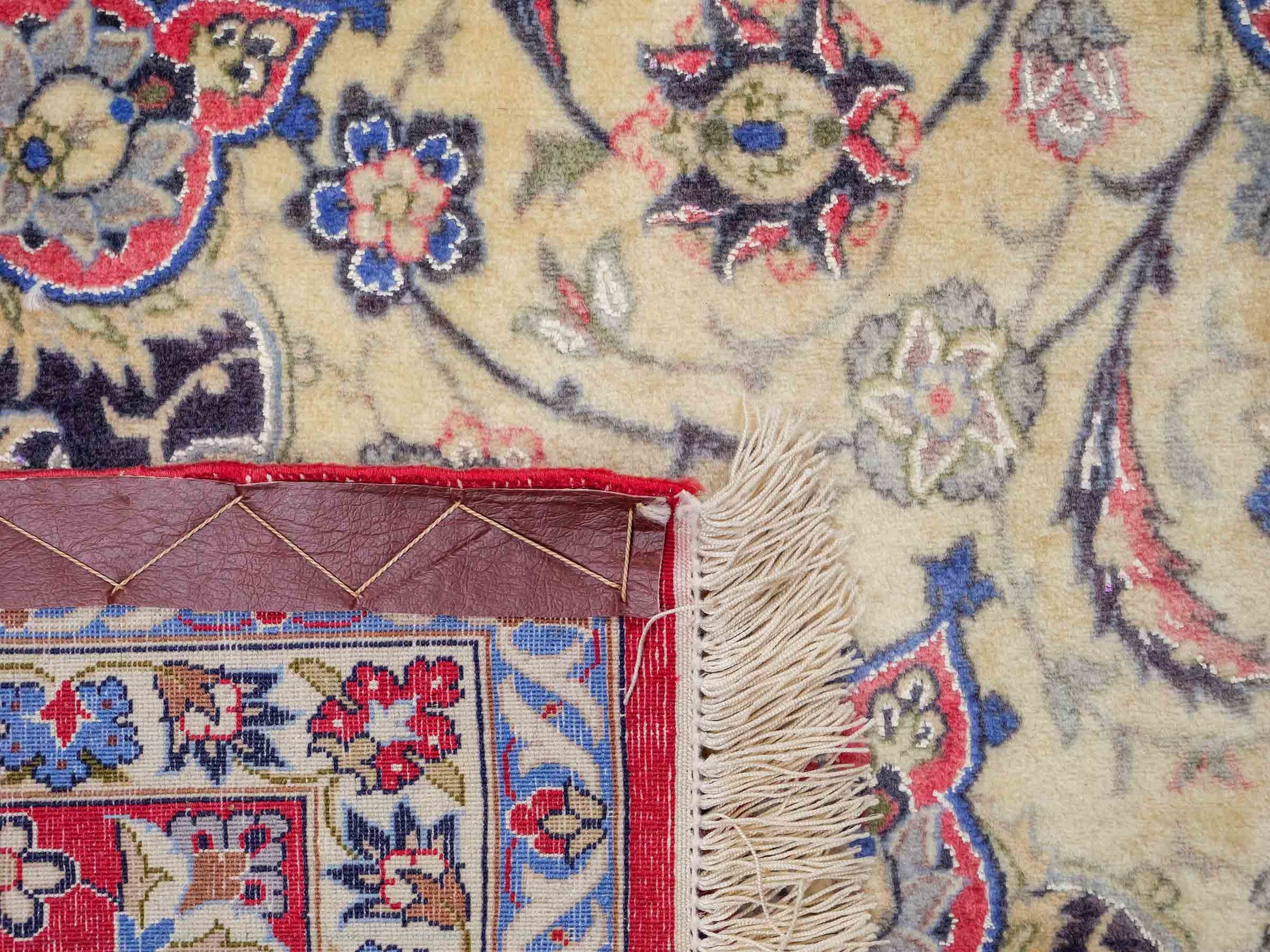 Sehr feiner, handgeknüpfter Isfahan Perserteppich aus Wolle und Seide mit Seidenkette von Khademi. Größe: 243 x 153 cm. Farbe: Weiß, creme, rot, blau. Verkauf durch JUPITER Intl.