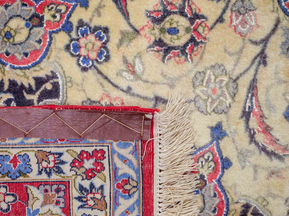 Sehr feiner, handgeknüpfter Isfahan Perserteppich aus Wolle und Seide mit Seidenkette von Khademi. Größe: 243 x 153 cm. Farbe: Weiß, creme, rot, blau. Verkauf durch JUPITER Intl.