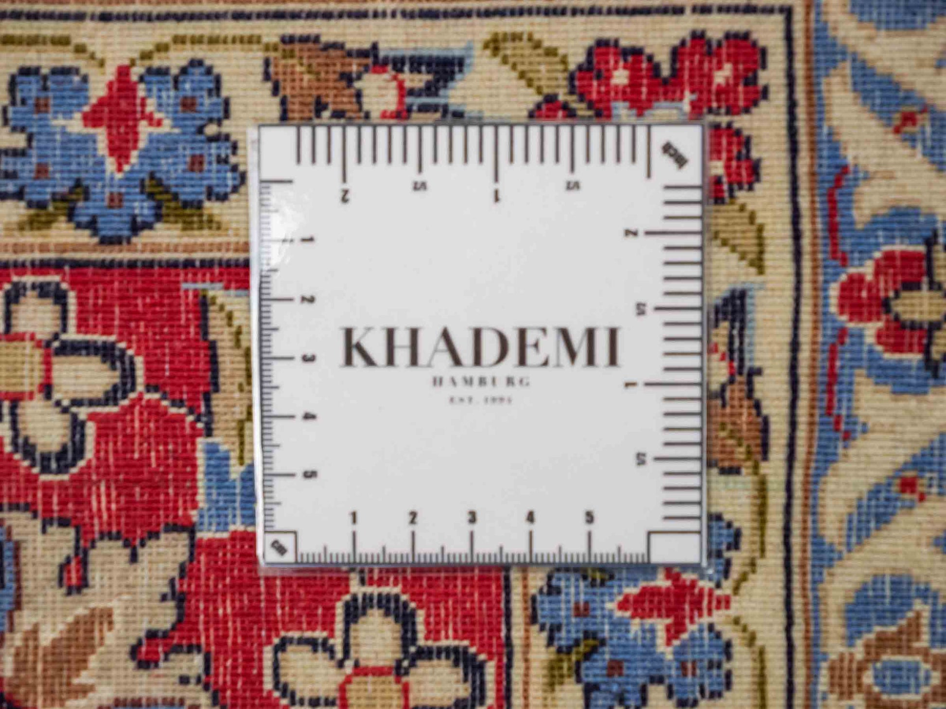 Sehr feiner, handgeknüpfter Isfahan Perserteppich aus Wolle und Seide mit Seidenkette von Khademi. Größe: 243 x 153 cm. Farbe: Weiß, creme, rot, blau. Verkauf durch JUPITER Intl.