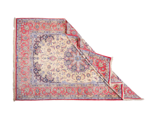 Sehr feiner, handgeknüpfter Isfahan Perserteppich aus Wolle und Seide mit Seidenkette von Khademi. Größe: 243 x 153 cm. Farbe: Weiß, creme, rot, blau. Verkauf durch JUPITER Intl.