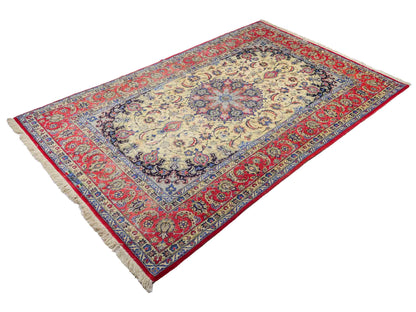 Sehr feiner, handgeknüpfter Isfahan Perserteppich aus Wolle und Seide mit Seidenkette von Khademi. Größe: 243 x 153 cm. Farbe: Weiß, creme, rot, blau. Verkauf durch JUPITER Intl.