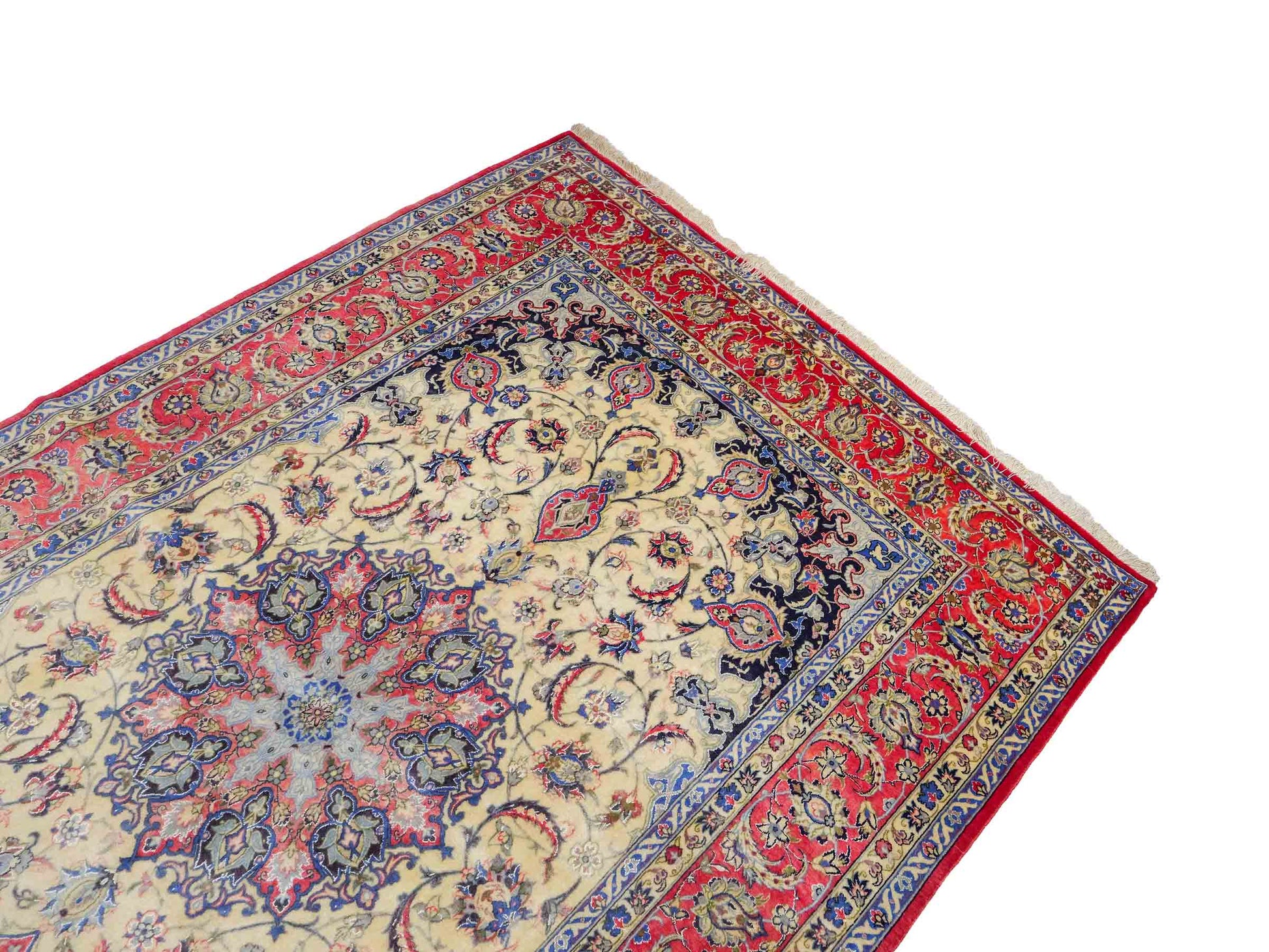 Sehr feiner, handgeknüpfter Isfahan Perserteppich aus Wolle und Seide mit Seidenkette von Khademi. Größe: 243 x 153 cm. Farbe: Weiß, creme, rot, blau. Verkauf durch JUPITER Intl.