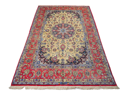 Sehr feiner, handgeknüpfter Isfahan Perserteppich aus Wolle und Seide mit Seidenkette von Khademi. Größe: 243 x 153 cm. Farbe: Weiß, creme, rot, blau. Verkauf durch JUPITER Intl.