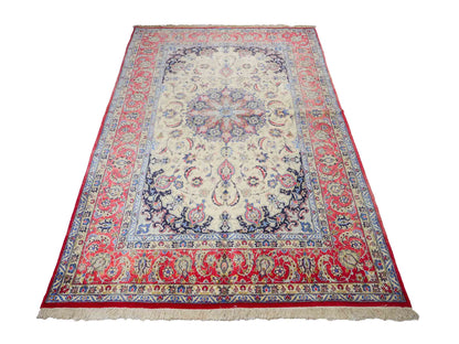 Sehr feiner, handgeknüpfter Isfahan Perserteppich aus Wolle und Seide mit Seidenkette von Khademi. Größe: 243 x 153 cm. Farbe: Weiß, creme, rot, blau. Verkauf durch JUPITER Intl.