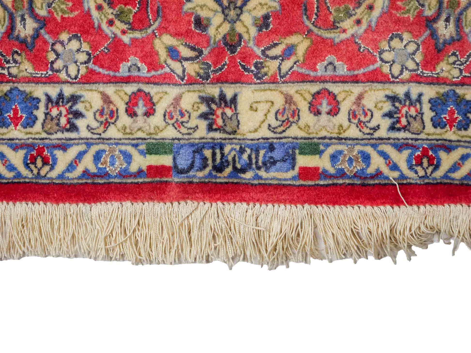 Sehr feiner, handgeknüpfter Isfahan Perserteppich aus Wolle und Seide mit Seidenkette von Khademi. Größe: 243 x 153 cm. Farbe: Weiß, creme, rot, blau. Verkauf durch JUPITER Intl.