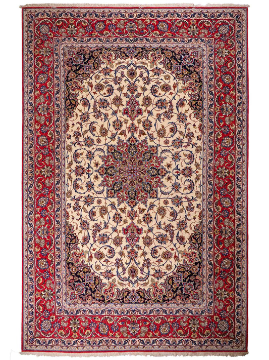 Sehr feiner, handgeknüpfter Isfahan Perserteppich aus Wolle mit Seide von Khademi. Farbe: Cremeweiß, rot, blau. Größe: 312 x 207 cm. Vertrieb durch JUPITER Intl.