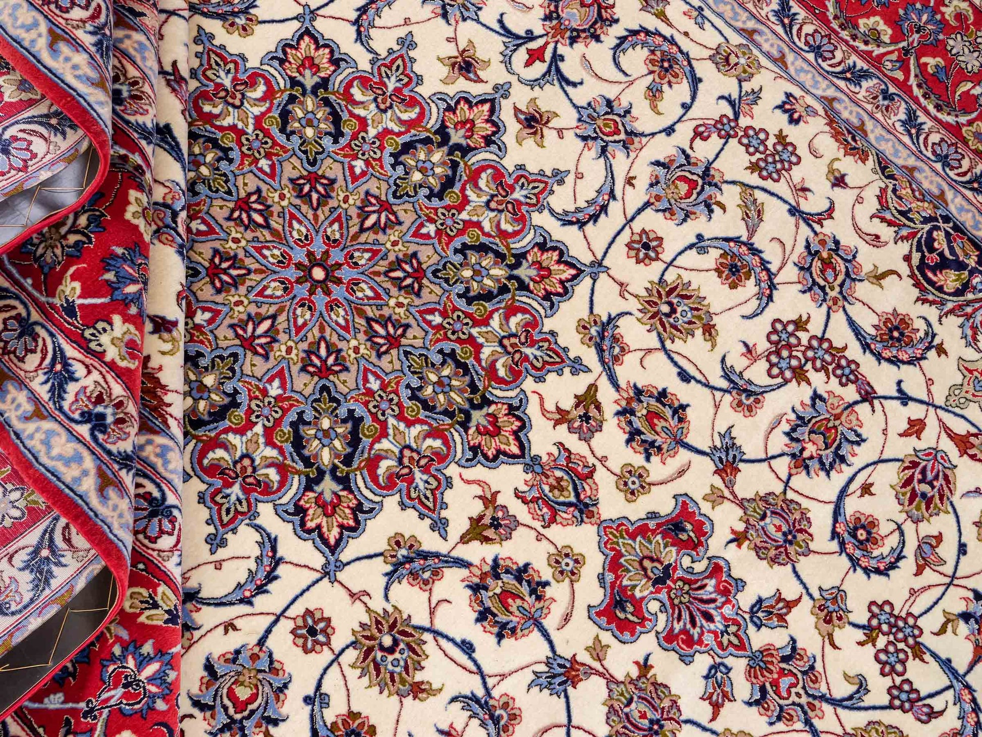 Sehr feiner, handgeknüpfter Isfahan Perserteppich aus Wolle mit Seide von Khademi. Farbe: Cremeweiß, rot, blau. Größe: 312 x 207 cm. Vertrieb durch JUPITER Intl.