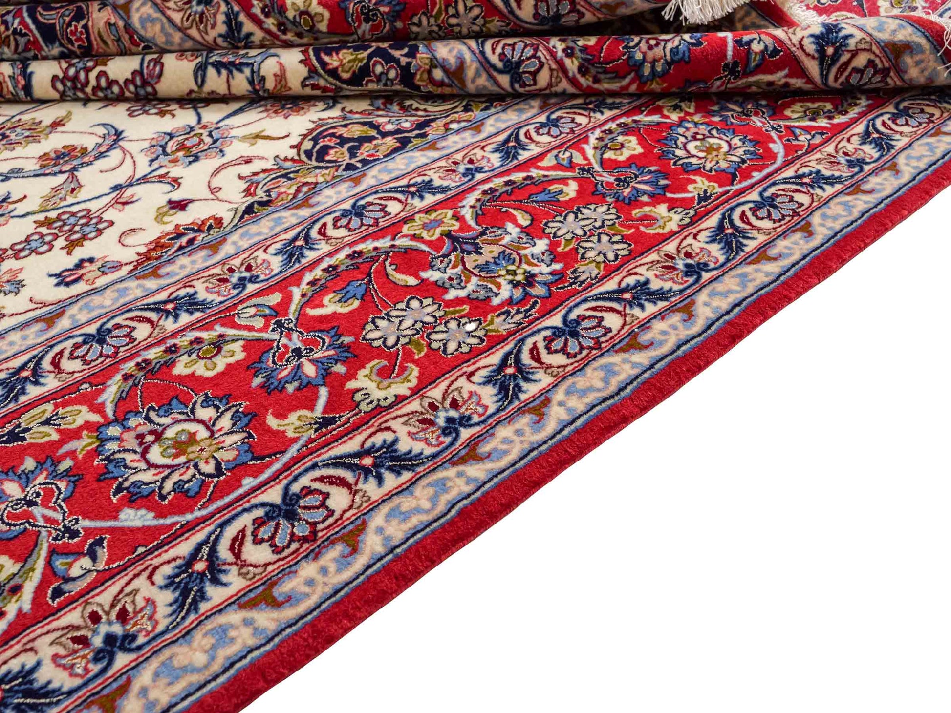 Sehr feiner, handgeknüpfter Isfahan Perserteppich aus Wolle mit Seide von Khademi. Farbe: Cremeweiß, rot, blau. Größe: 312 x 207 cm. Vertrieb durch JUPITER Intl.