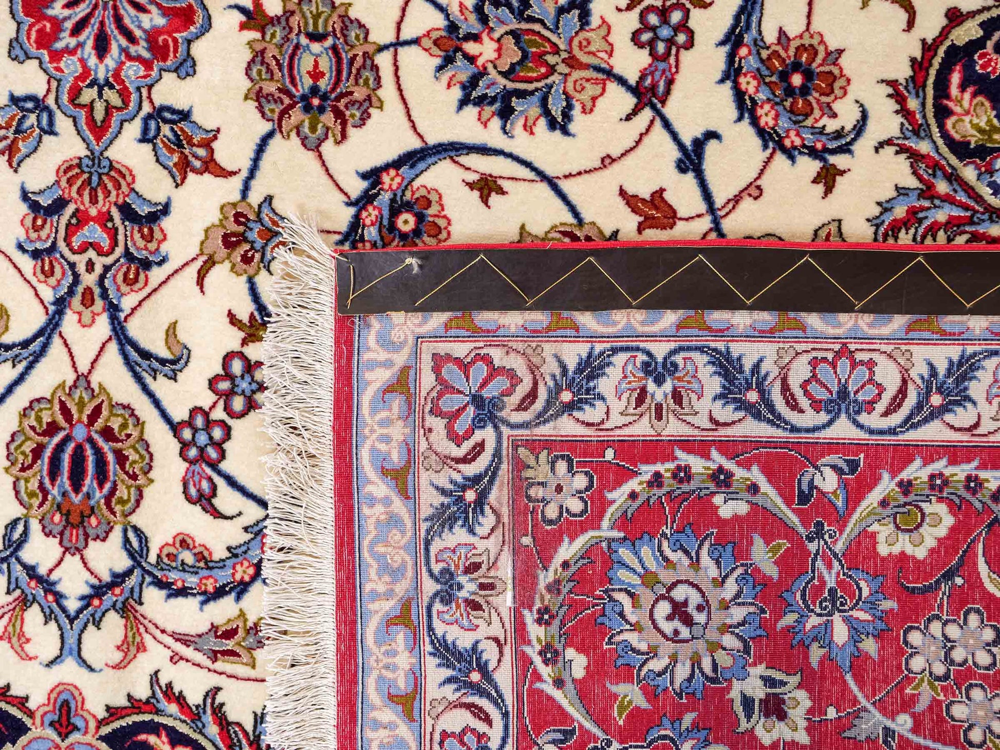 Sehr feiner, handgeknüpfter Isfahan Perserteppich aus Wolle mit Seide von Khademi. Farbe: Cremeweiß, rot, blau. Größe: 312 x 207 cm. Vertrieb durch JUPITER Intl.