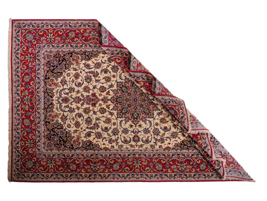 Sehr feiner, handgeknüpfter Isfahan Perserteppich aus Wolle mit Seide von Khademi. Farbe: Cremeweiß, rot, blau. Größe: 312 x 207 cm. Vertrieb durch JUPITER Intl.