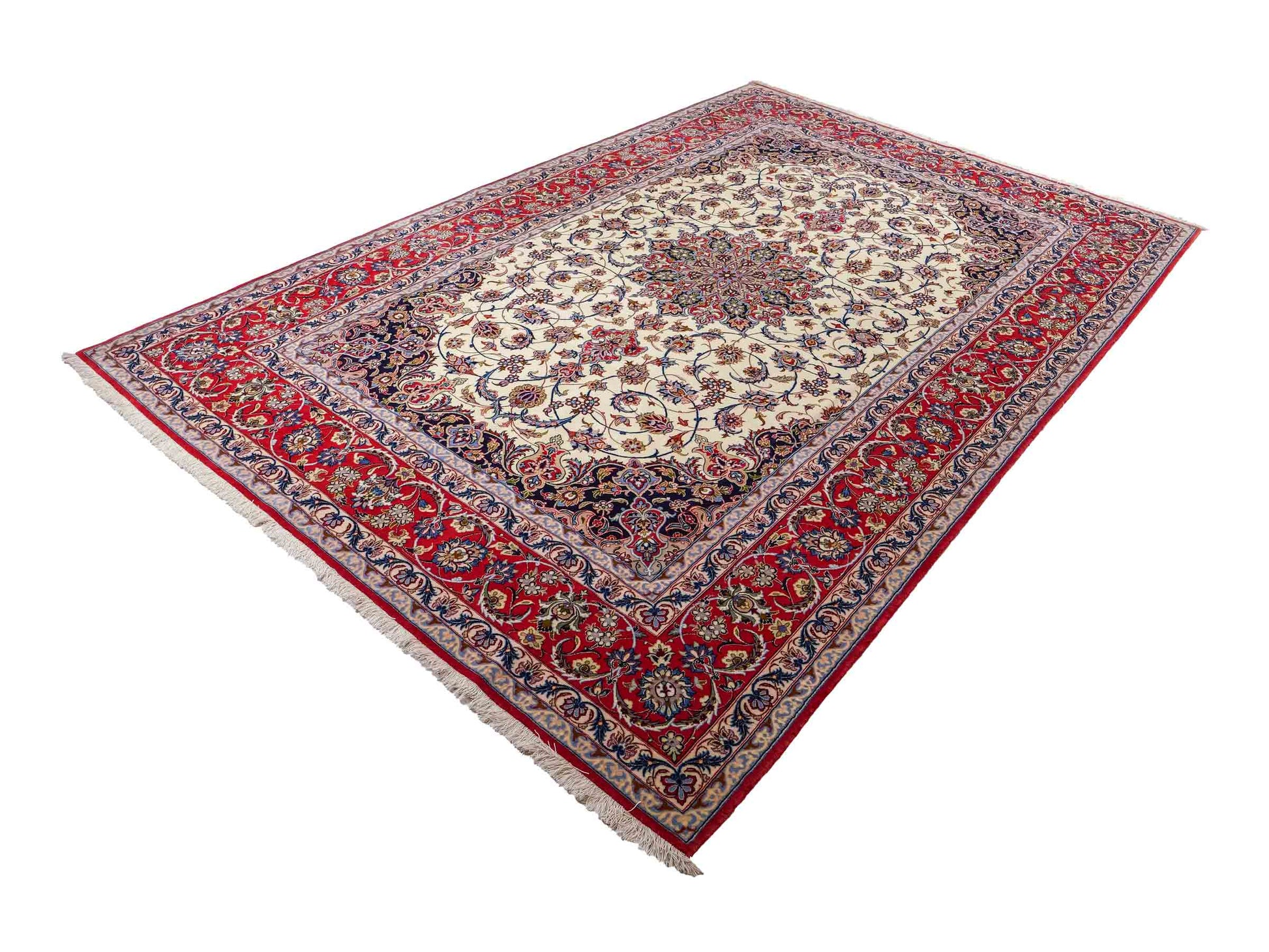 Sehr feiner, handgeknüpfter Isfahan Perserteppich aus Wolle mit Seide von Khademi. Farbe: Cremeweiß, rot, blau. Größe: 312 x 207 cm. Vertrieb durch JUPITER Intl.