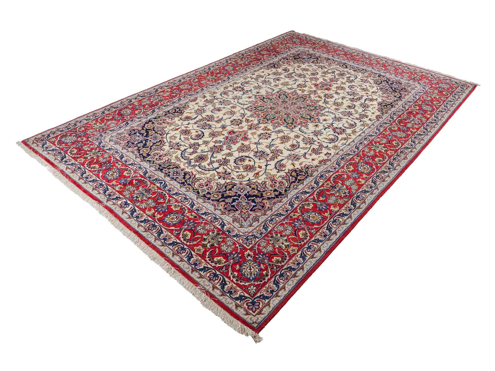 Sehr feiner, handgeknüpfter Isfahan Perserteppich aus Wolle mit Seide von Khademi. Farbe: Cremeweiß, rot, blau. Größe: 312 x 207 cm. Vertrieb durch JUPITER Intl.
