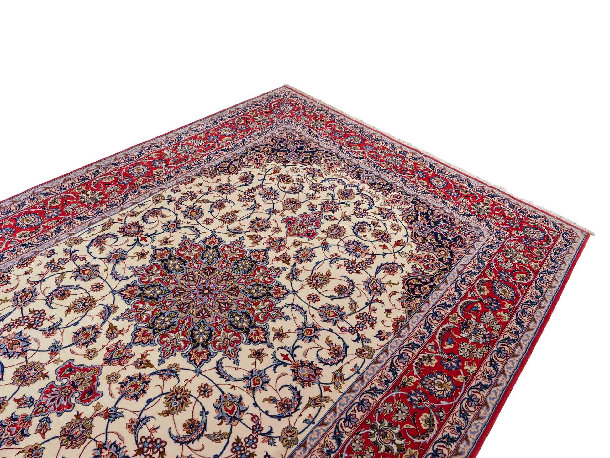 Sehr feiner, handgeknüpfter Isfahan Perserteppich aus Wolle mit Seide von Khademi. Farbe: Cremeweiß, rot, blau. Größe: 312 x 207 cm. Vertrieb durch JUPITER Intl.