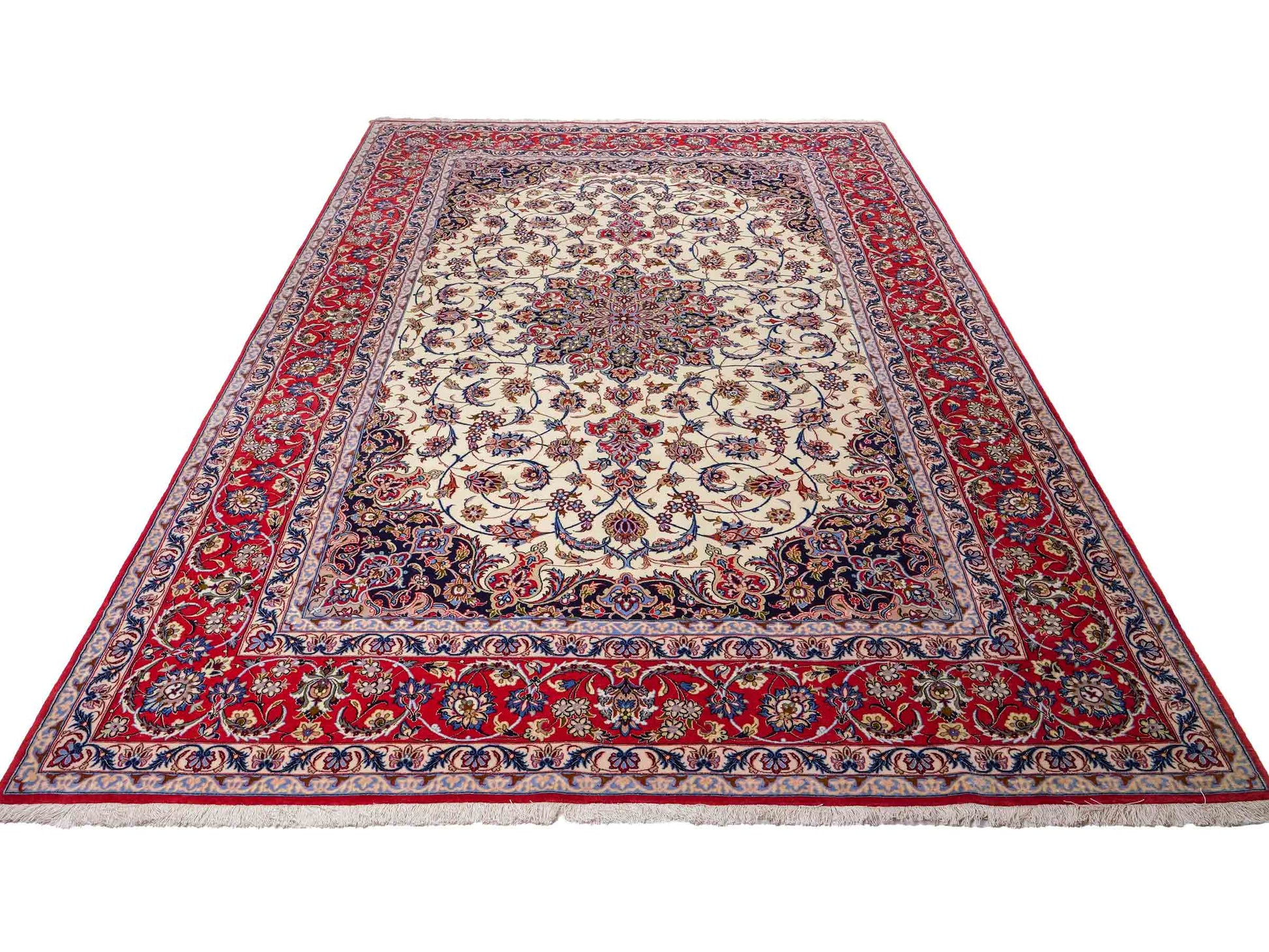 Sehr feiner, handgeknüpfter Isfahan Perserteppich aus Wolle mit Seide von Khademi. Farbe: Cremeweiß, rot, blau. Größe: 312 x 207 cm. Vertrieb durch JUPITER Intl.