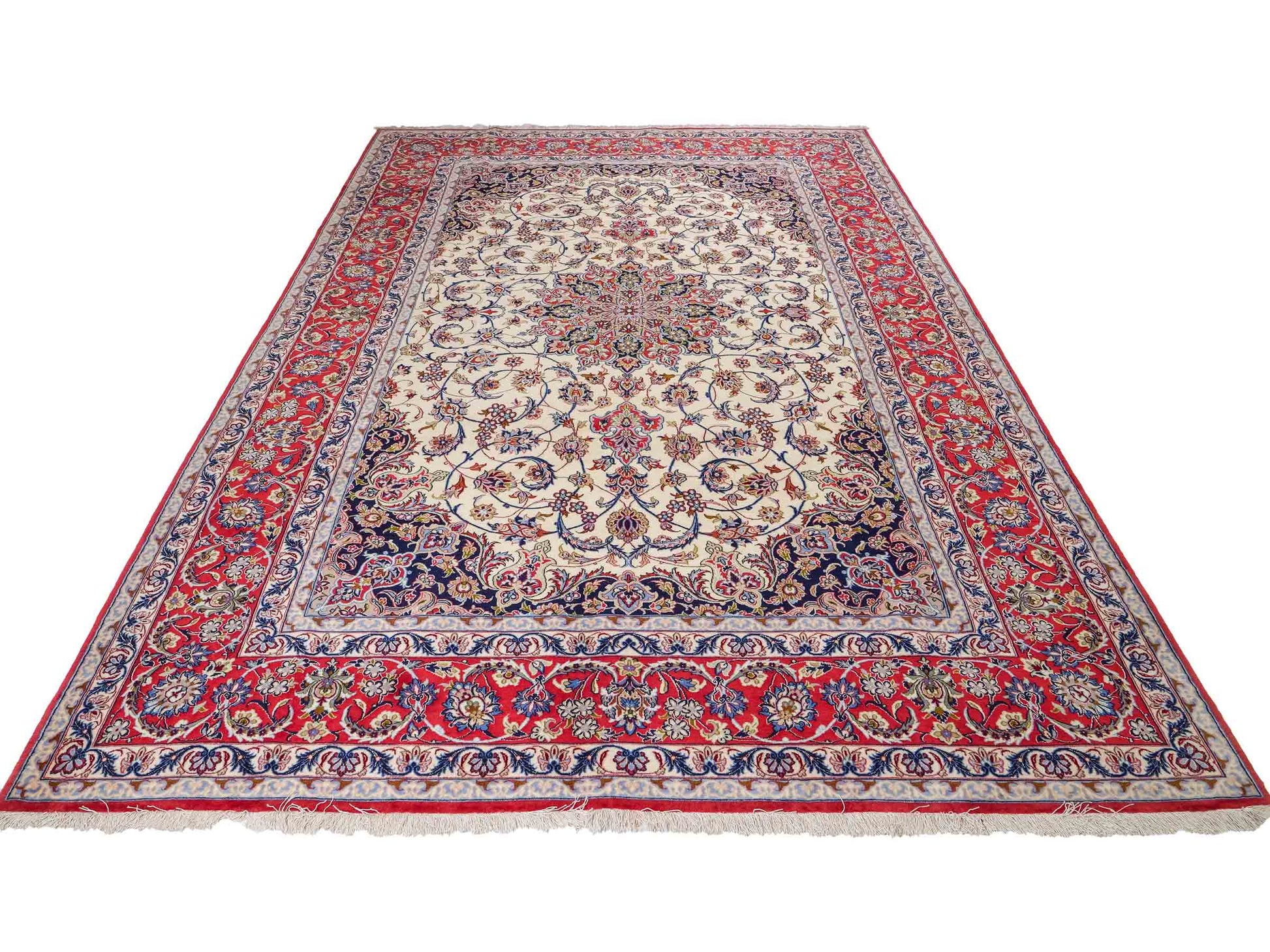 Sehr feiner, handgeknüpfter Isfahan Perserteppich aus Wolle mit Seide von Khademi. Farbe: Cremeweiß, rot, blau. Größe: 312 x 207 cm. Vertrieb durch JUPITER Intl.
