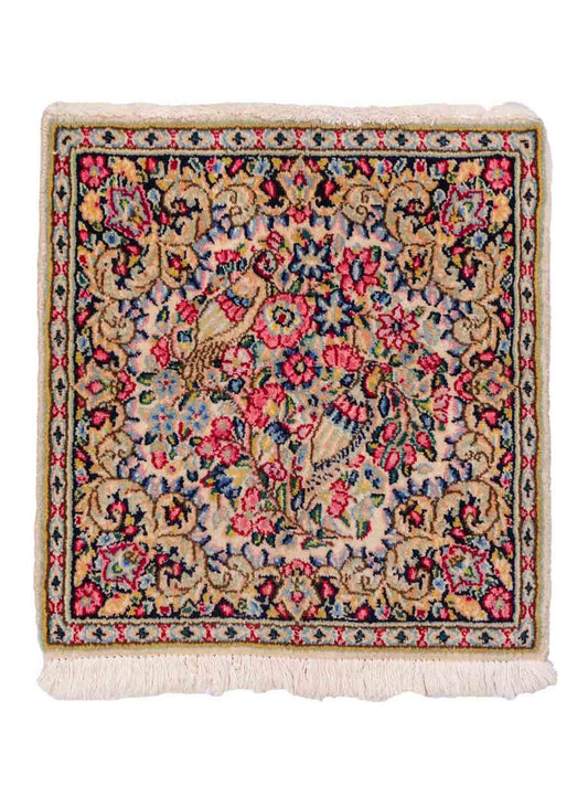 Feiner, handgeknüpfter Kerman Perserteppich aus Wolle von Khademi, creme, beige. 0,54 x 0,53 m. Vertrieb durch JUPITER Intl.