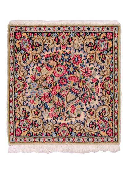 Feiner, handgeknüpfter Kerman Perserteppich aus Wolle von Khademi, creme, beige. 0,54 x 0,54 m. Vertrieb durch JUPITER Intl.