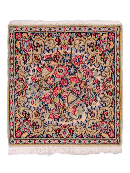 Feiner, handgeknüpfter Kerman Perserteppich aus Wolle von Khademi, creme, beige. 0,54 x 0,54 m. Vertrieb durch JUPITER Intl.