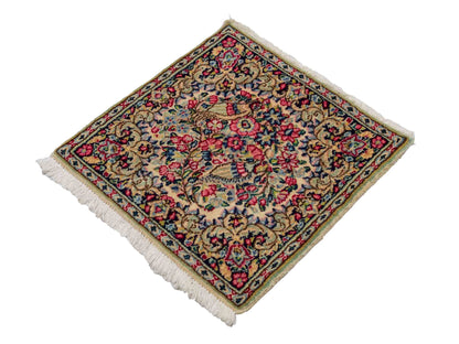 Feiner, handgeknüpfter Kerman Perserteppich aus Wolle von Khademi, creme, beige. 0,54 x 0,54 m. Vertrieb durch JUPITER Intl.
