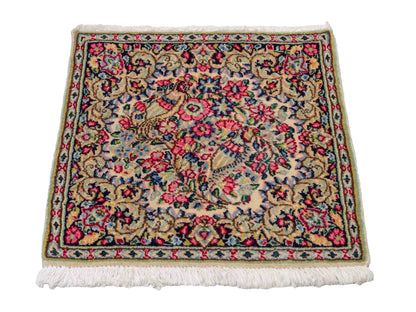 Feiner, handgeknüpfter Kerman Perserteppich aus Wolle von Khademi, creme, beige. 0,54 x 0,54 m. Vertrieb durch JUPITER Intl.