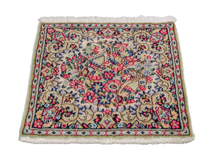 Feiner, handgeknüpfter Kerman Perserteppich aus Wolle von Khademi, creme, beige. 0,54 x 0,54 m. Vertrieb durch JUPITER Intl.