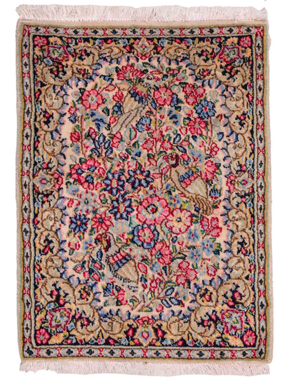 Feiner, handgeknüpfter Kerman Perserteppich aus Wolle von Khademi, creme, beige. 0,71 x 0,54 m. Vertrieb durch JUPITER Intl.