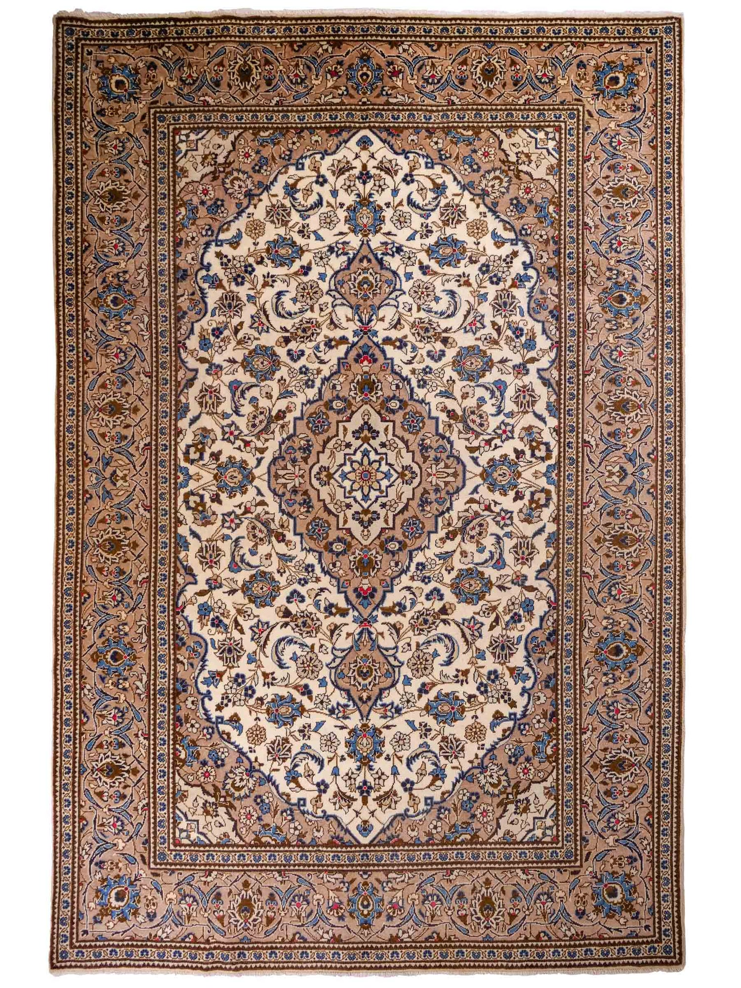 Feiner, handgeknüpfter Keshan Perserteppich aus reiner Wolle mit Medaillon von Khademi. Größe: 302 x 191 cm. Farbe: Weiß, creme, beige. RB3-4217. Ursprung: Iran / Persien. Verkauf durch JUPITER Intl.