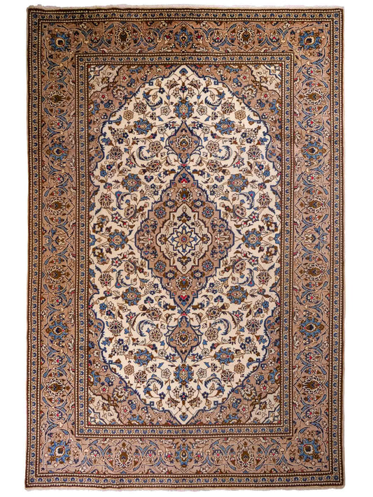Feiner, handgeknüpfter Keshan Perserteppich aus reiner Wolle mit Medaillon von Khademi. Größe: 302 x 191 cm. Farbe: Weiß, creme, beige. RB3-4217. Ursprung: Iran / Persien. Verkauf durch JUPITER Intl.