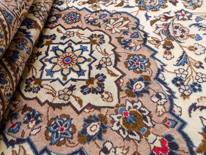 Feiner, handgeknüpfter Keshan Perserteppich aus reiner Wolle mit Medaillon von Khademi. Größe: 302 x 191 cm. Farbe: Weiß, creme, beige. RB3-4217. Ursprung: Iran / Persien. Verkauf durch JUPITER Intl.