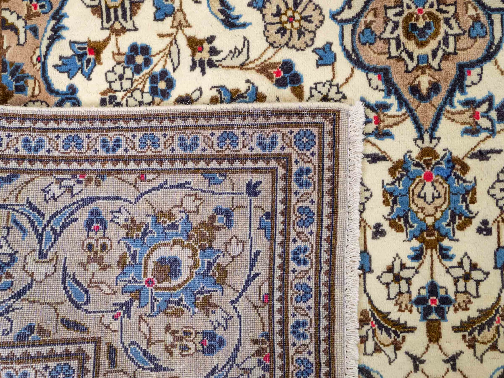 Feiner, handgeknüpfter Keshan Perserteppich aus reiner Wolle mit Medaillon von Khademi. Größe: 302 x 191 cm. Farbe: Weiß, creme, beige. RB3-4217. Ursprung: Iran / Persien. Verkauf durch JUPITER Intl.