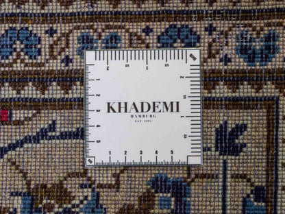 Feiner, handgeknüpfter Keshan Perserteppich aus reiner Wolle mit Medaillon von Khademi. Größe: 302 x 191 cm. Farbe: Weiß, creme, beige. RB3-4217. Ursprung: Iran / Persien. Verkauf durch JUPITER Intl.