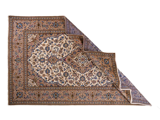 Feiner, handgeknüpfter Keshan Perserteppich aus reiner Wolle mit Medaillon von Khademi. Größe: 302 x 191 cm. Farbe: Weiß, creme, beige. RB3-4217. Ursprung: Iran / Persien. Verkauf durch JUPITER Intl.